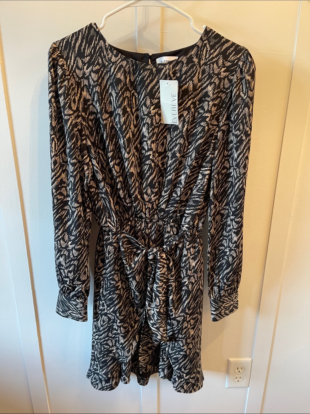 Evereve Black & Cream Printed Long-Sleeve Tie-Front Dress